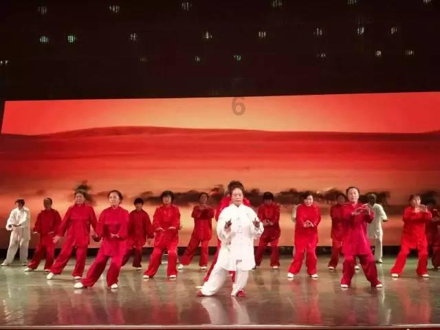 史上唯一同性恋女王,给婢女写300封情书,遭拒后主动嫁帅气表哥