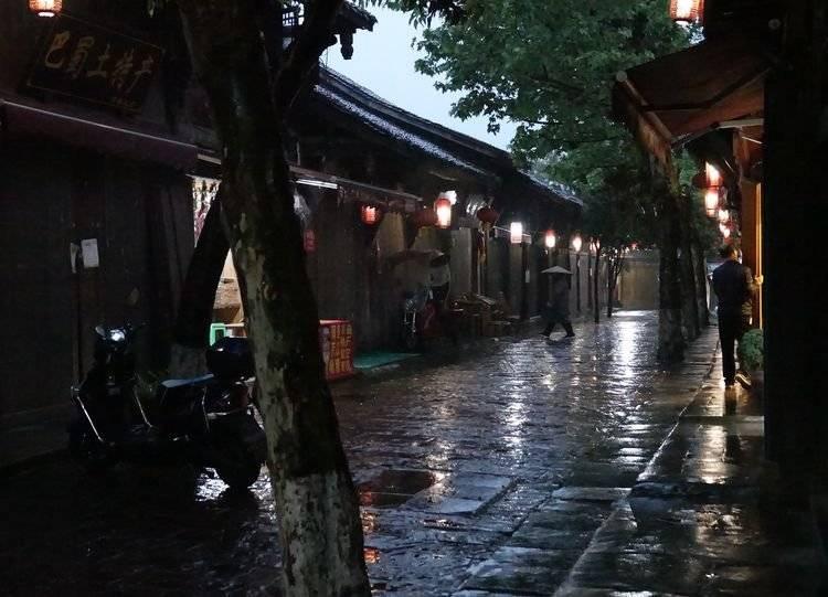 领克09开启双腔空悬平权，但孔辉卖再便宜，20万内还是没戏？
